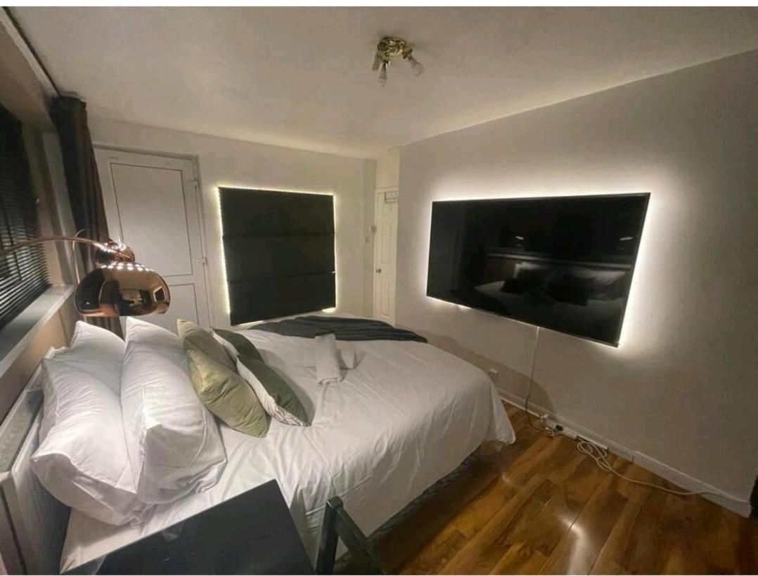 R3 Superking Sized Bed & 75" Tv On The Wall In Clapham Διαμέρισμα Λονδίνο Εξωτερικό φωτογραφία
