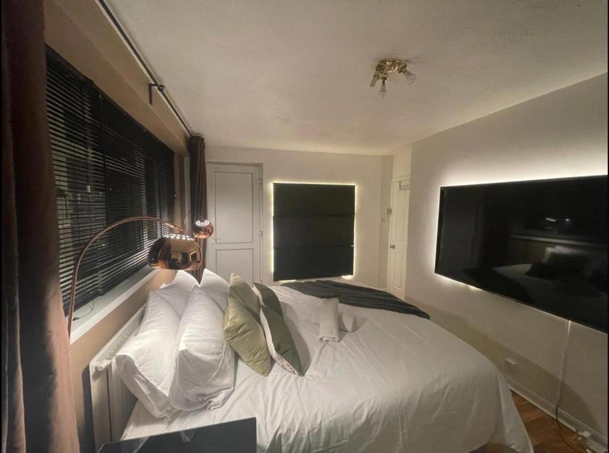 R3 Superking Sized Bed & 75" Tv On The Wall In Clapham Διαμέρισμα Λονδίνο Εξωτερικό φωτογραφία