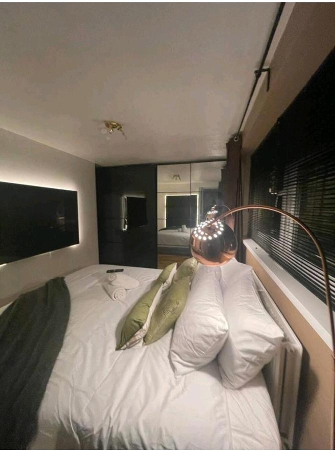 R3 Superking Sized Bed & 75" Tv On The Wall In Clapham Διαμέρισμα Λονδίνο Εξωτερικό φωτογραφία