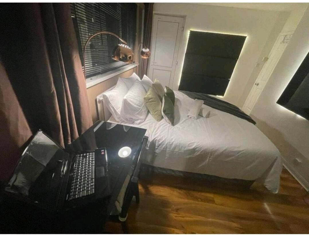 R3 Superking Sized Bed & 75" Tv On The Wall In Clapham Διαμέρισμα Λονδίνο Εξωτερικό φωτογραφία