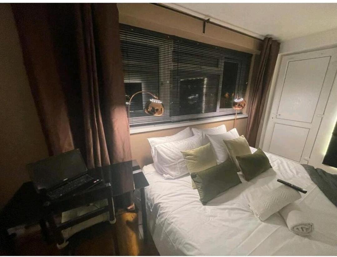 R3 Superking Sized Bed & 75" Tv On The Wall In Clapham Διαμέρισμα Λονδίνο Εξωτερικό φωτογραφία