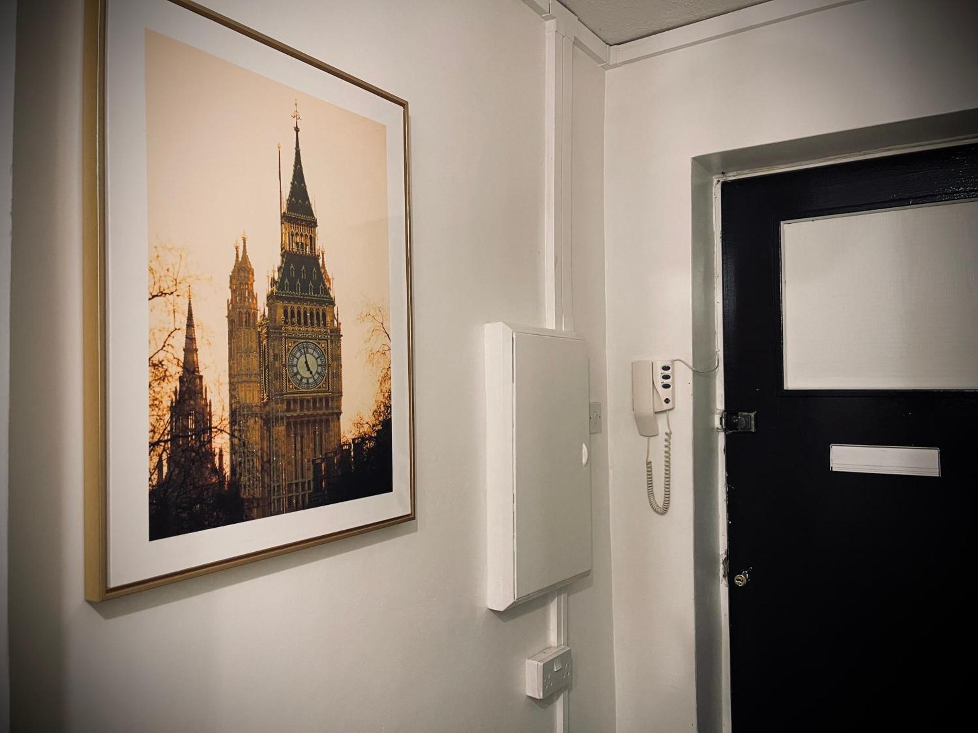 R3 Superking Sized Bed & 75" Tv On The Wall In Clapham Διαμέρισμα Λονδίνο Εξωτερικό φωτογραφία