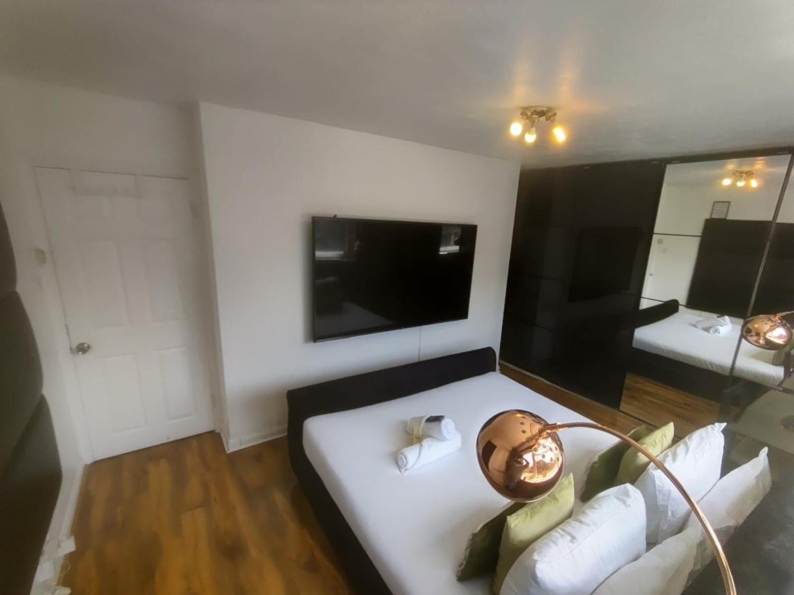 R3 Superking Sized Bed & 75" Tv On The Wall In Clapham Διαμέρισμα Λονδίνο Εξωτερικό φωτογραφία