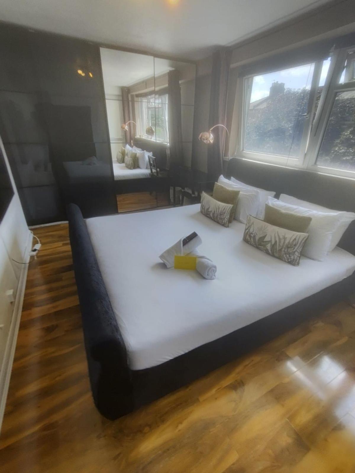 R3 Superking Sized Bed & 75" Tv On The Wall In Clapham Διαμέρισμα Λονδίνο Εξωτερικό φωτογραφία