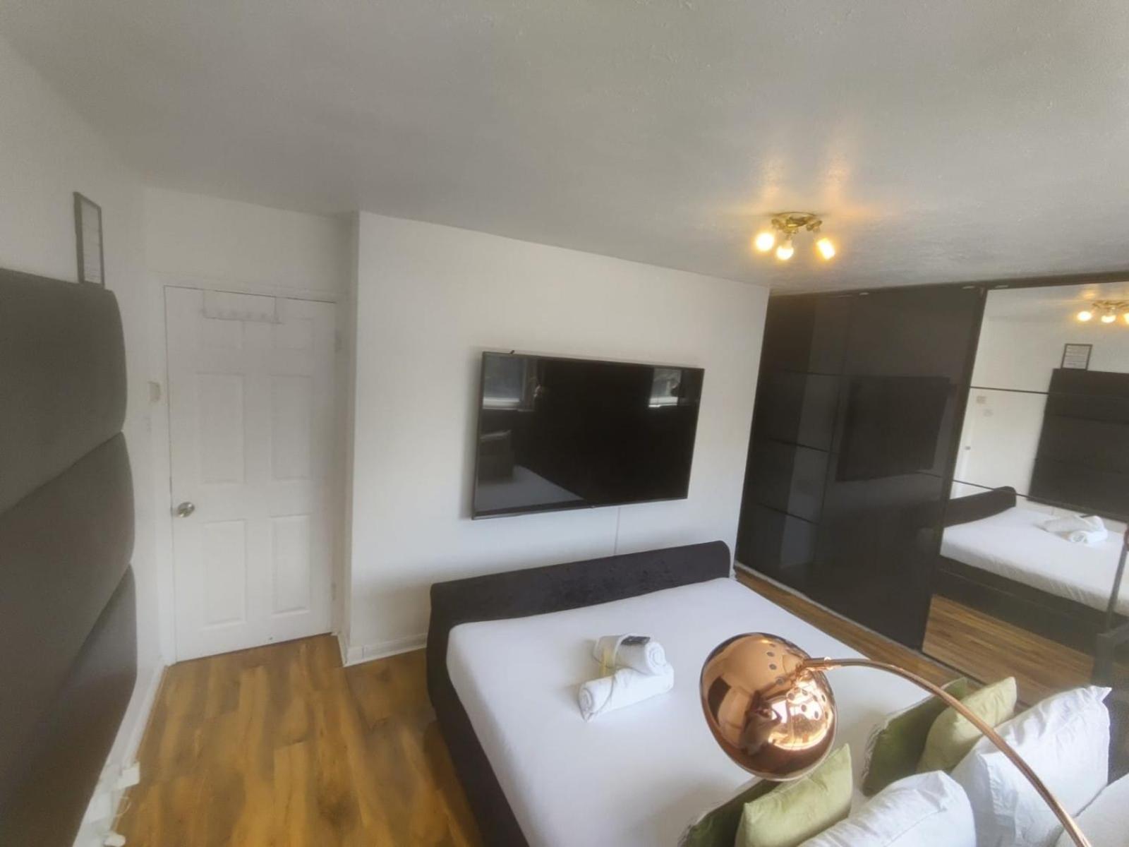 R3 Superking Sized Bed & 75" Tv On The Wall In Clapham Διαμέρισμα Λονδίνο Εξωτερικό φωτογραφία
