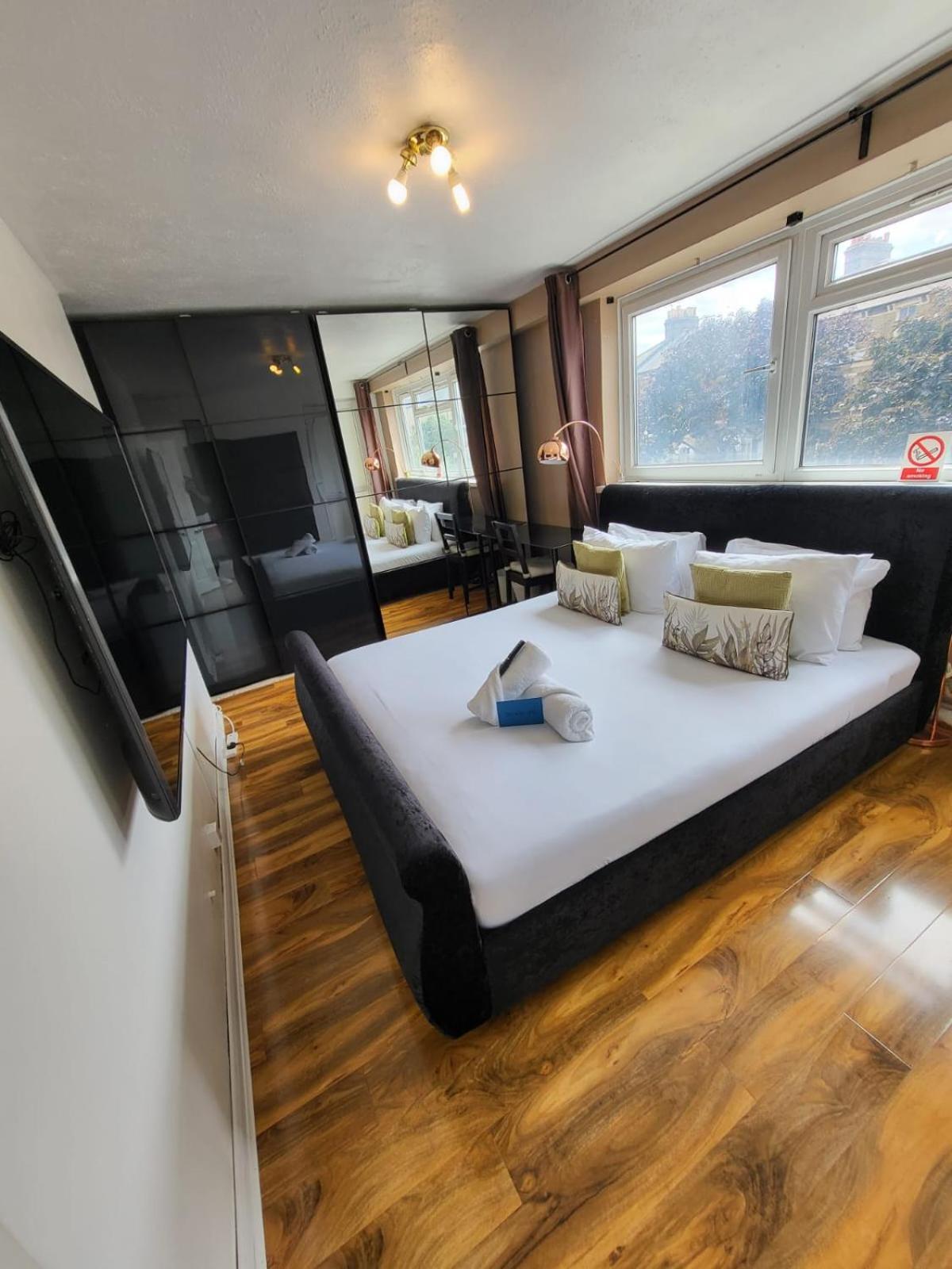 R3 Superking Sized Bed & 75" Tv On The Wall In Clapham Διαμέρισμα Λονδίνο Εξωτερικό φωτογραφία
